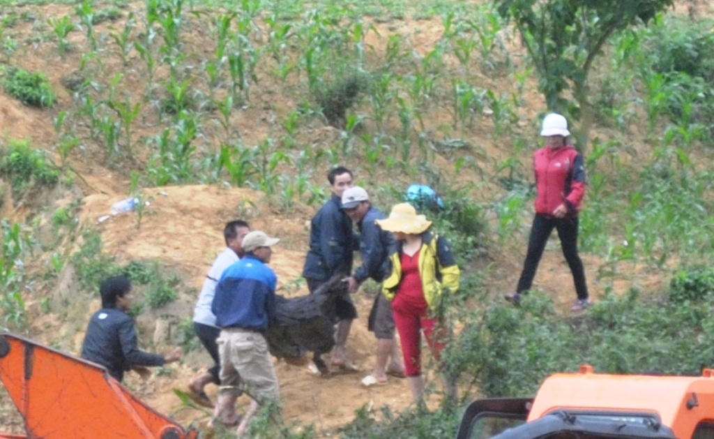 100 canh sat bao ve khuc go tien ty hinh anh