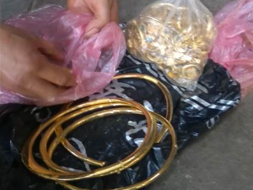 Nua dem bop co ba noi de cuop vang hinh anh