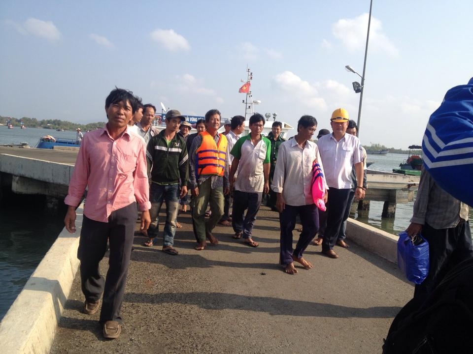 Cuu song 17 thuyen vien bi chim tau giua bien hinh anh