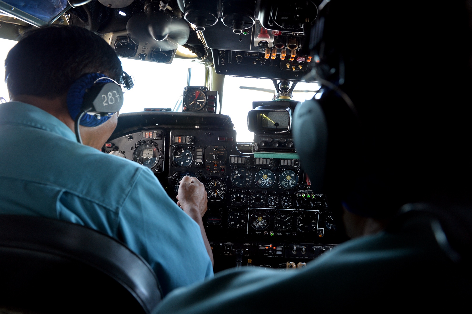 Phi cong Viet Nam tap trung cao do tim kiem may bay mat tich hinh anh