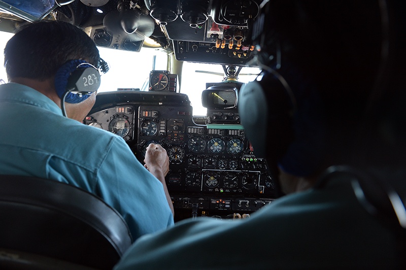 Hanh trinh cua 3 phi co AN26 di tim kiem may bay mat tich hinh anh