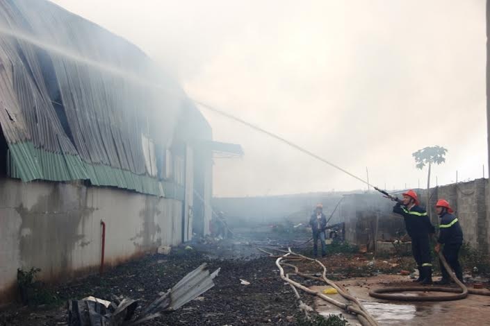 100 canh sat Dak Lak chua chay kho giay giua khuya hinh anh