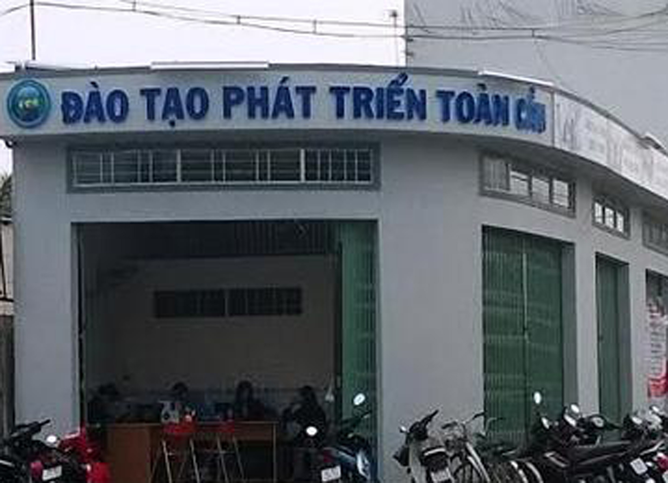Giam doc 9X lua dao hang tram cong nhan hinh anh
