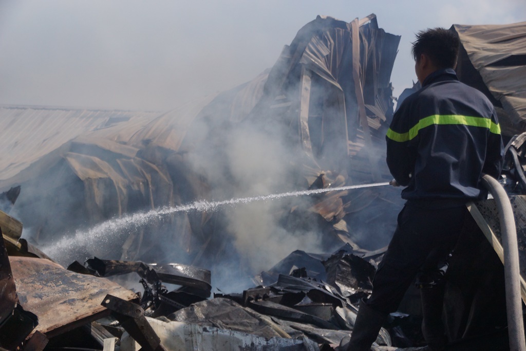 Chay rui 1.400m2 nha xuong san xuat go o Binh Duong hinh anh