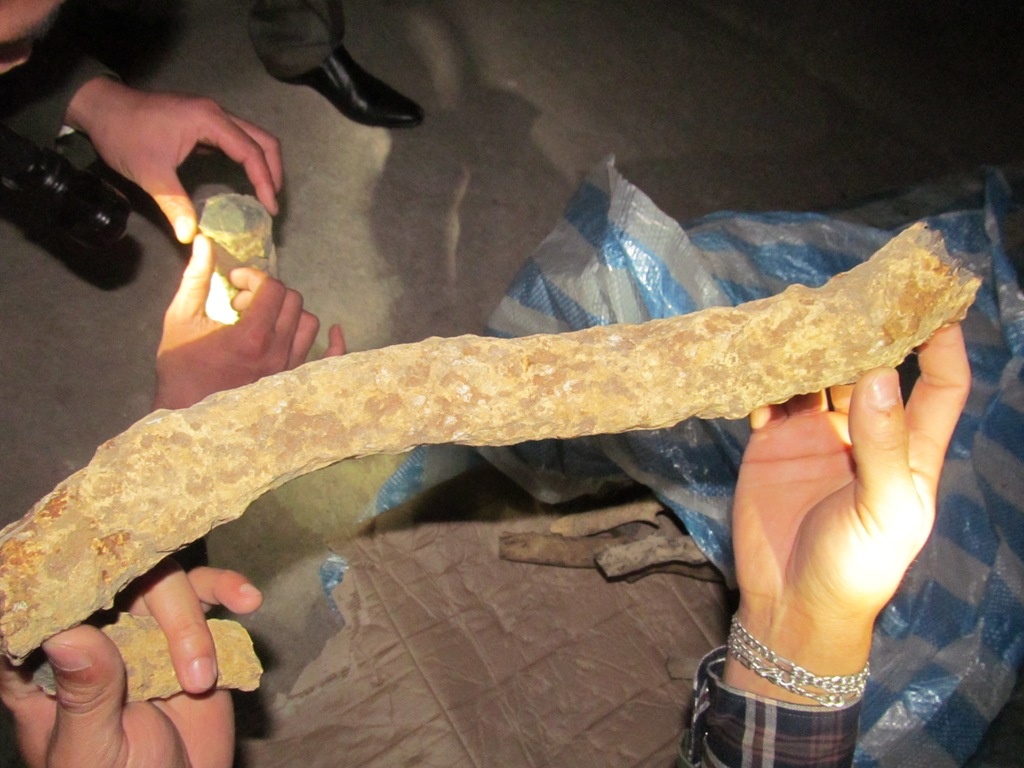 Canh sat giao thong bat o to cho hon 200kg go la hinh anh