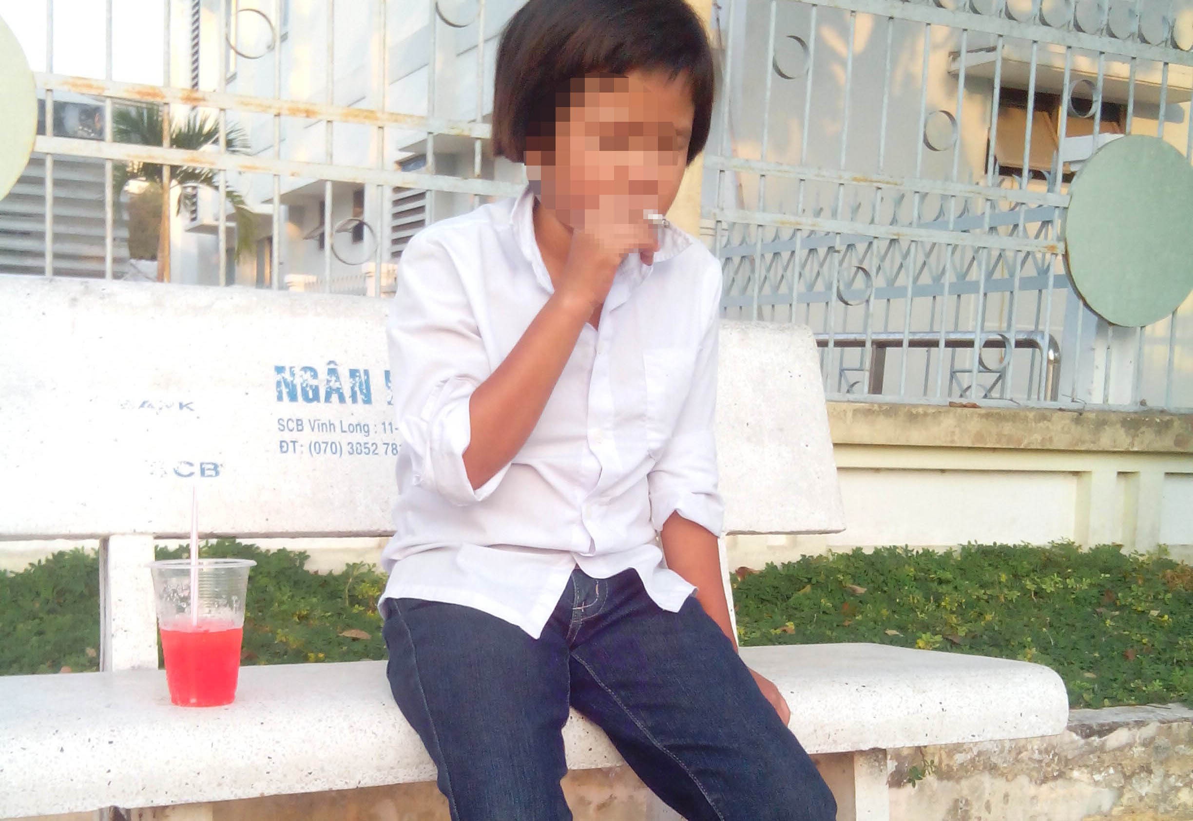 Be gai 11 tuoi nghien thuoc la sau khi bi hang xom ham hai hinh anh