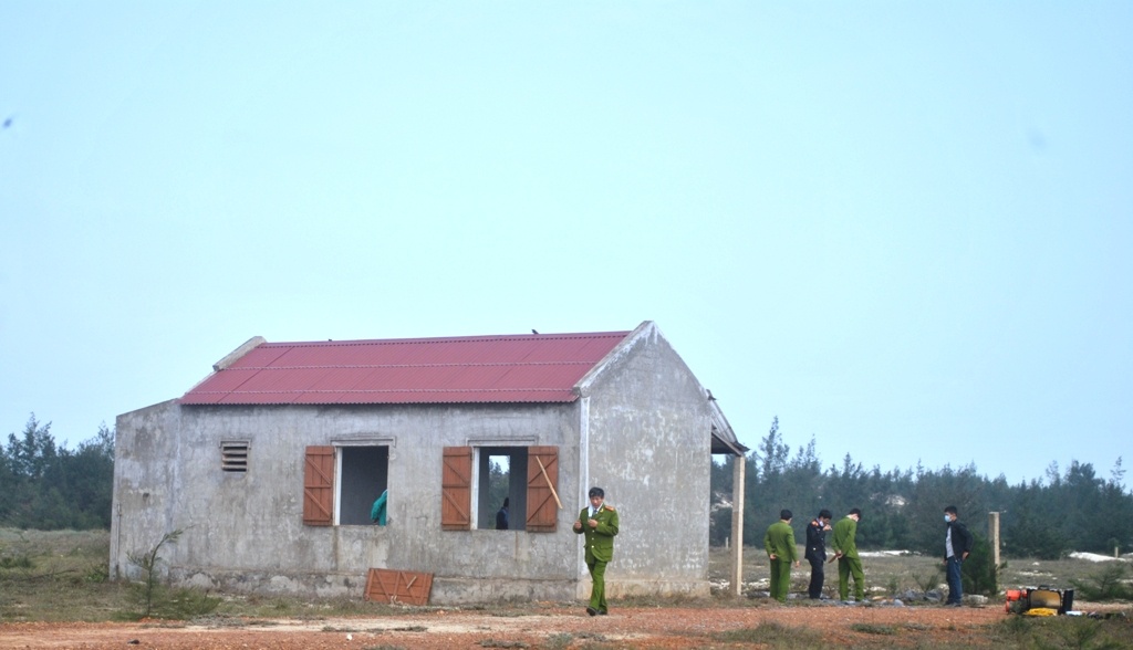 Xac chet loa the dang phan huy trong nha hoang hinh anh