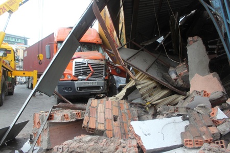 Xe container lao thang vao nha dan, 2 cha con chet tham hinh anh