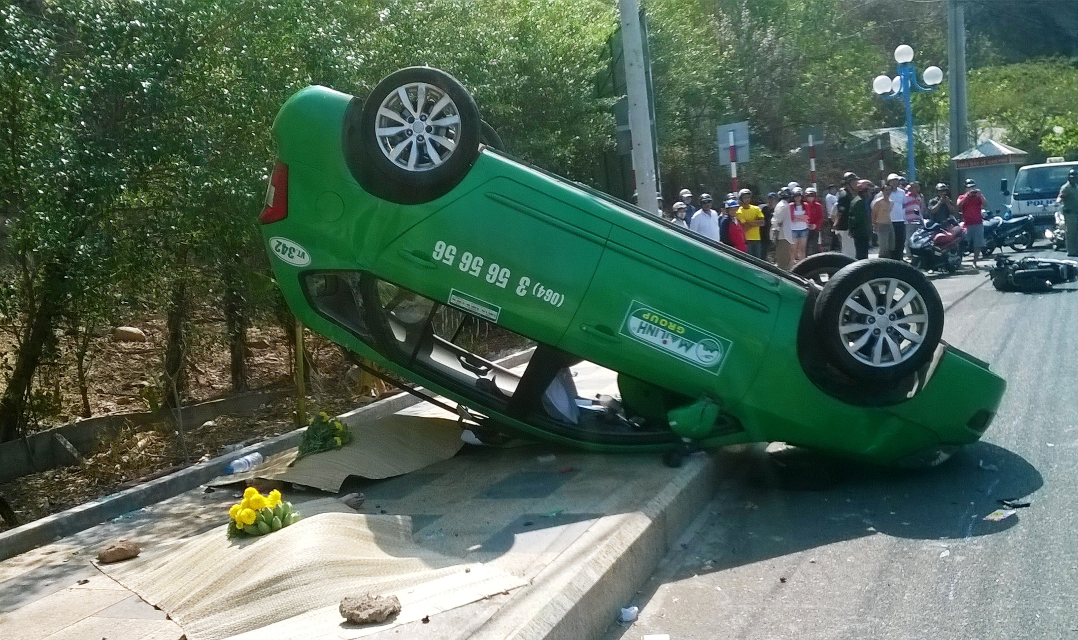 Taxi dua toc do di bat khach tong vao xe may, 2 nguoi chet hinh anh