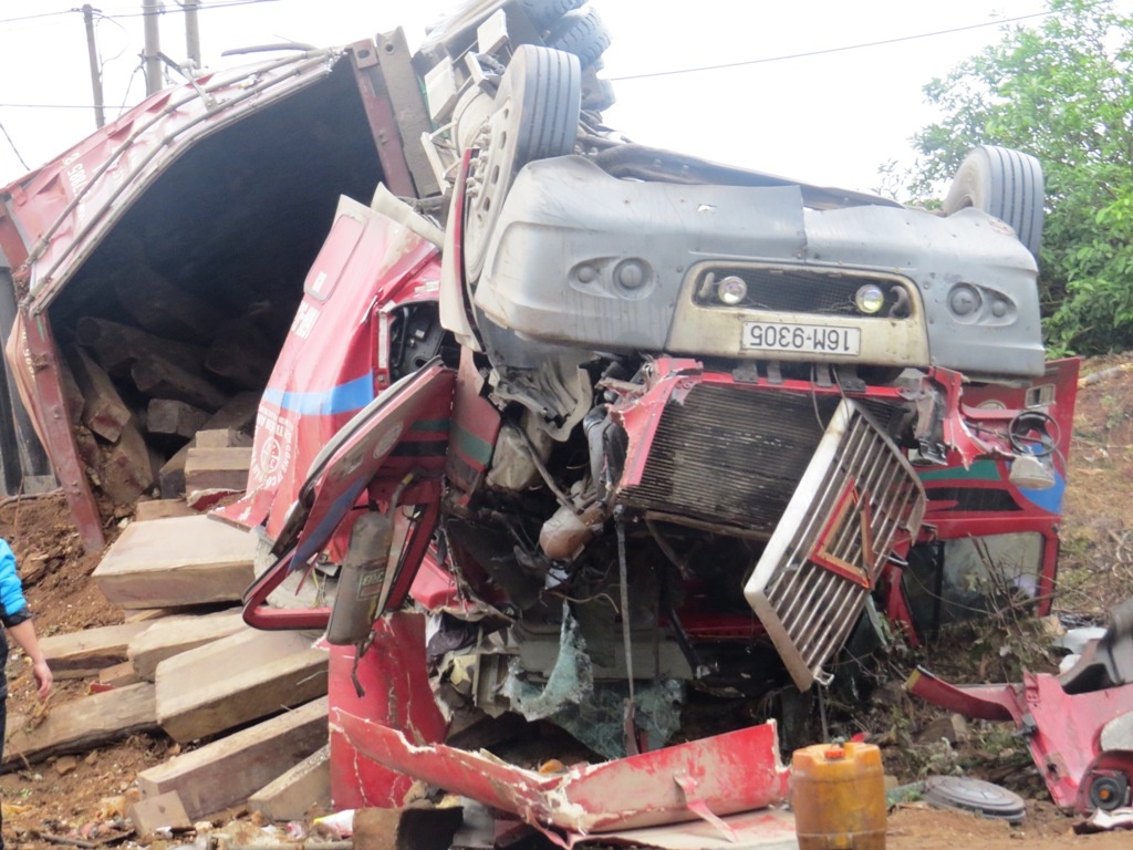 Container lat nghieng, 100 tan go tran ra duong hinh anh