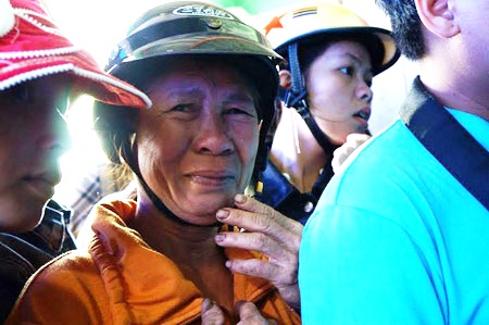 Chong nghien ngap, co giao cot 2 con vao nguoi tu tu? hinh anh