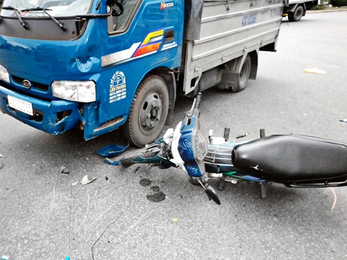 Truy tim o to tong chet nguoi roi bo tron hinh anh