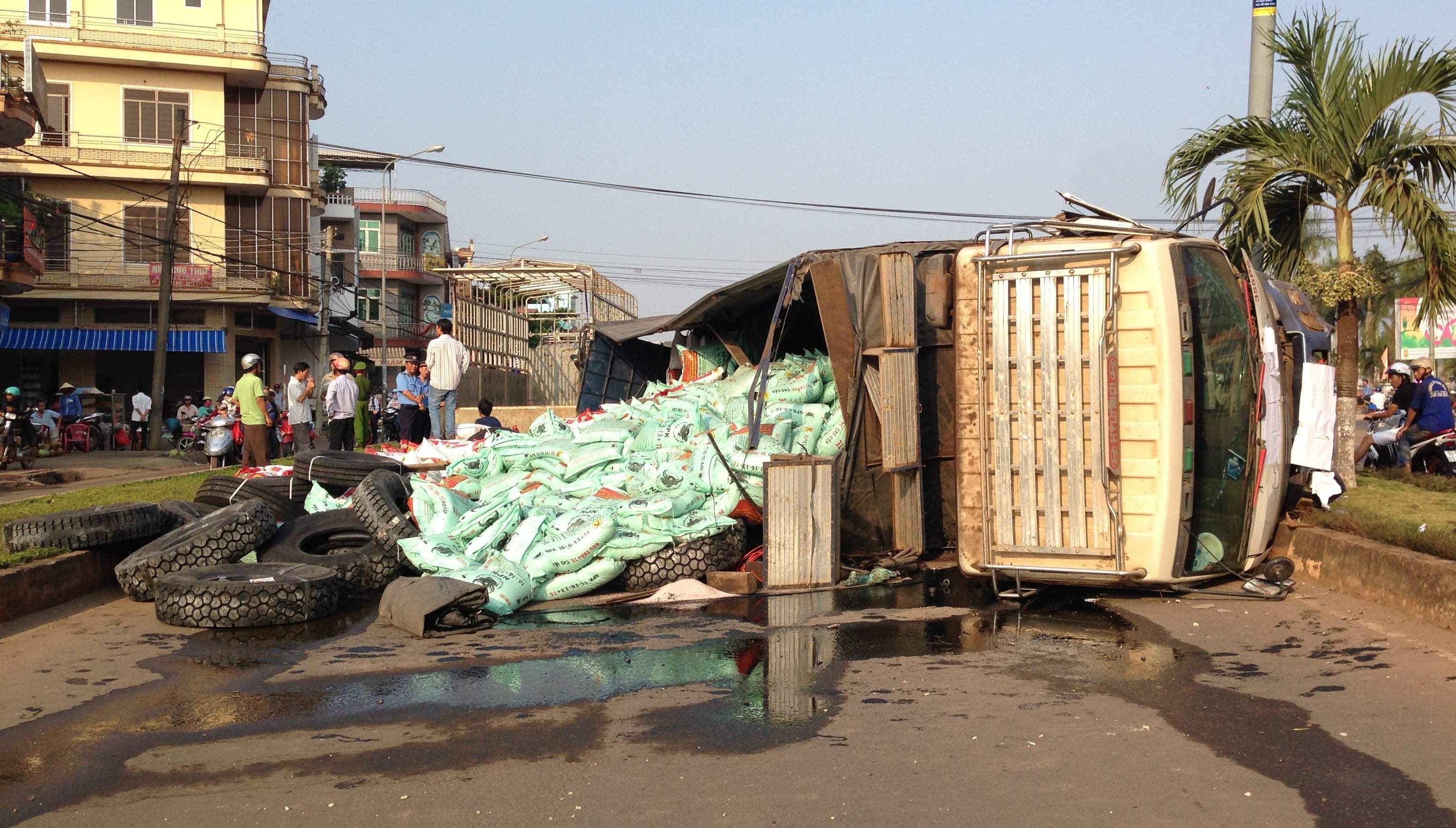 Tai xe ngu gat, xe tai lat giua duong hinh anh