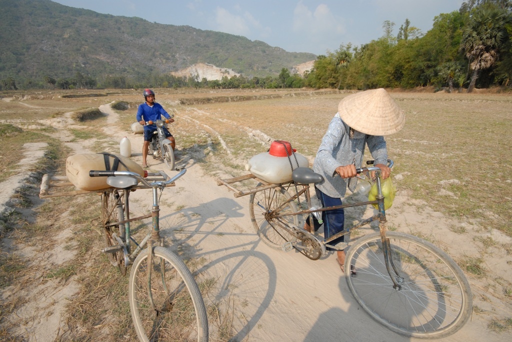 Chở nước về nhà.