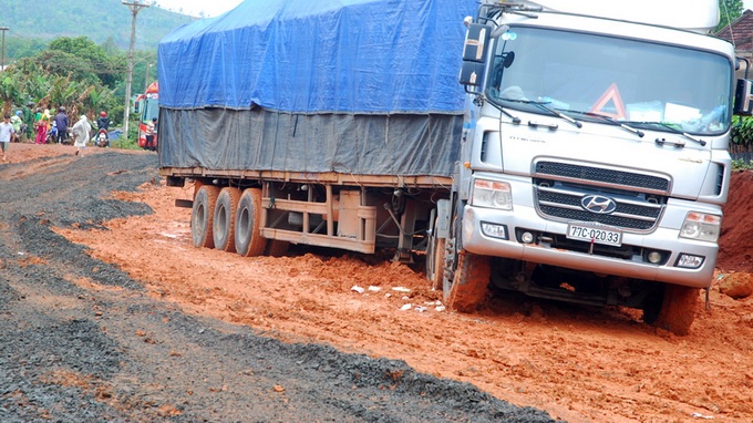 Hang ngan xe tai, xe khach 'sa lay' tren quoc lo 14 hinh anh