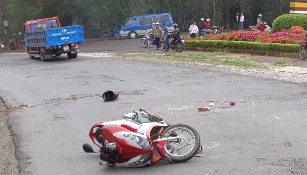 Di gui thiep cuoi cho con ve bi xe tai tong chet hinh anh