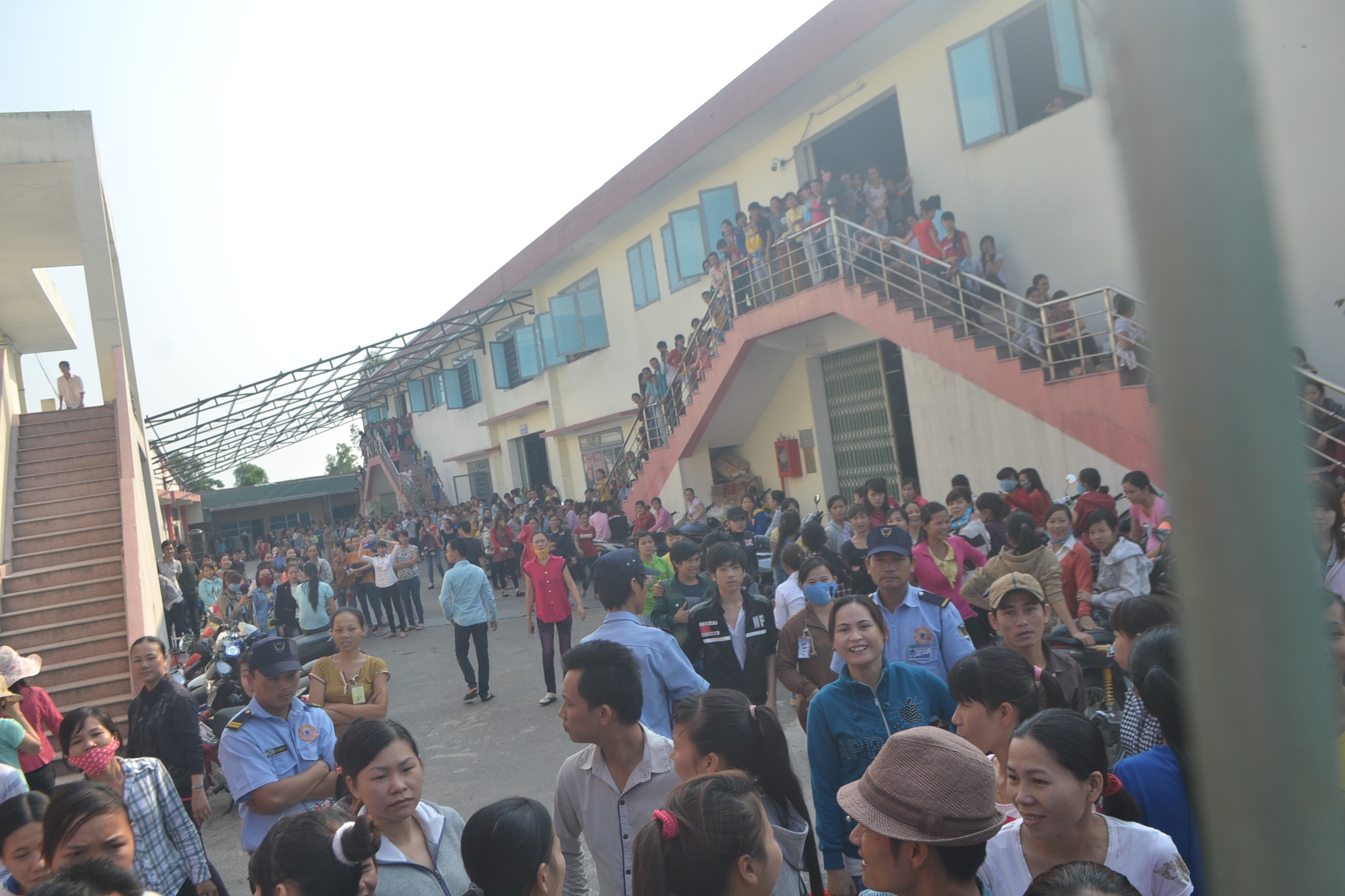 Hon 800 cong nhan dinh cong doi quyen loi hinh anh