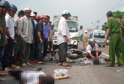 Xe may kep 3 lao vao xe dau keo, 2 nguoi thiet mang hinh anh