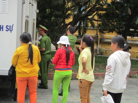 Ep ban gai uong thuoc doc de cung chet hinh anh