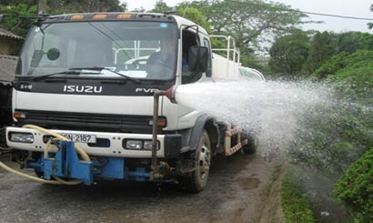 Chi o Viet Nam moi dung xe bon tuoi cay tren cao toc hinh anh