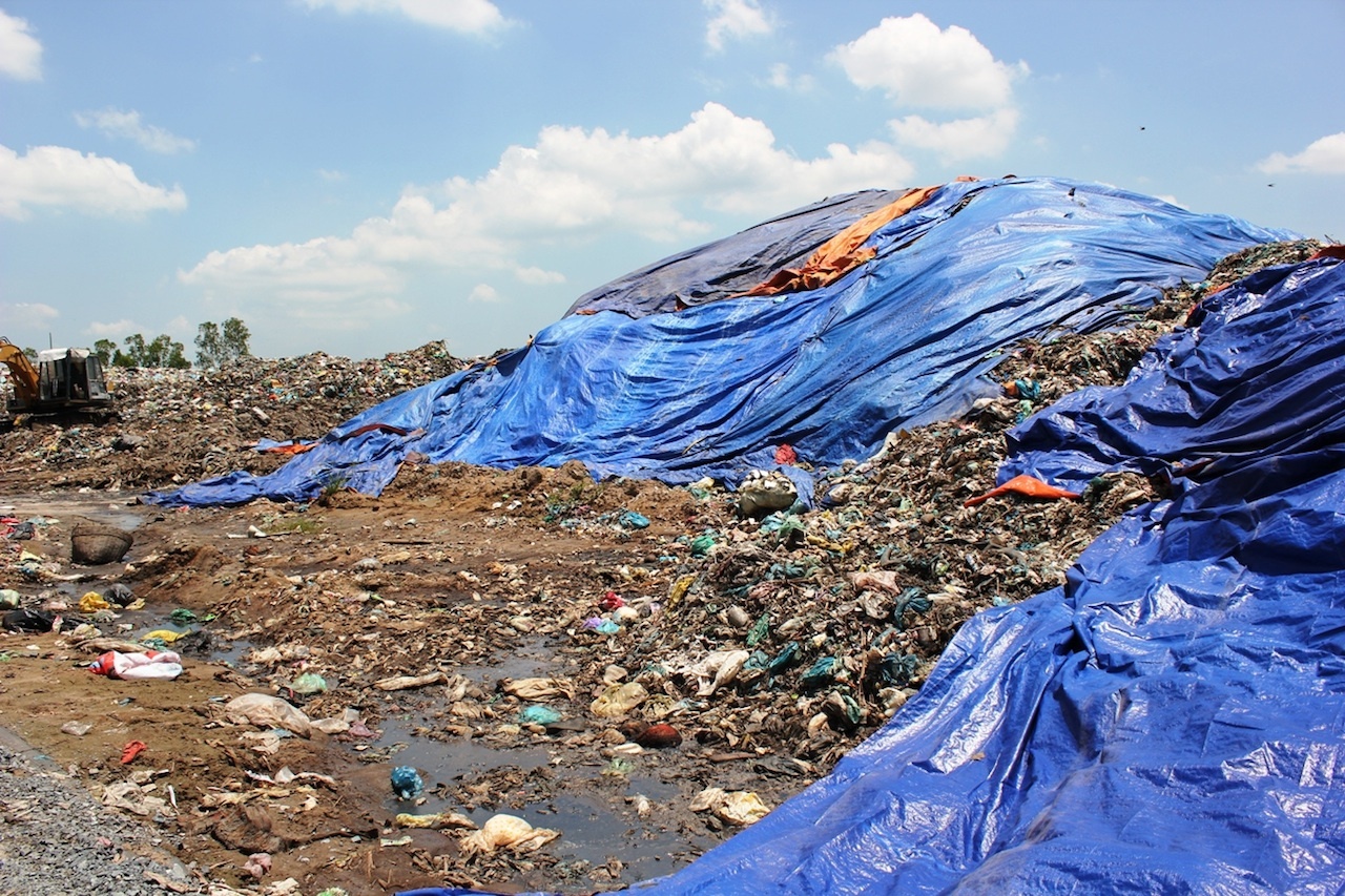 Bai rac gay o nhiem, hang tram nguoi keo den bao vay hinh anh