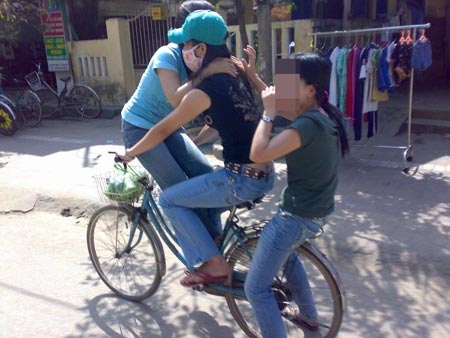 Hang loat nu sinh cap 2 o Vinh Long ru nhau di bui hinh anh