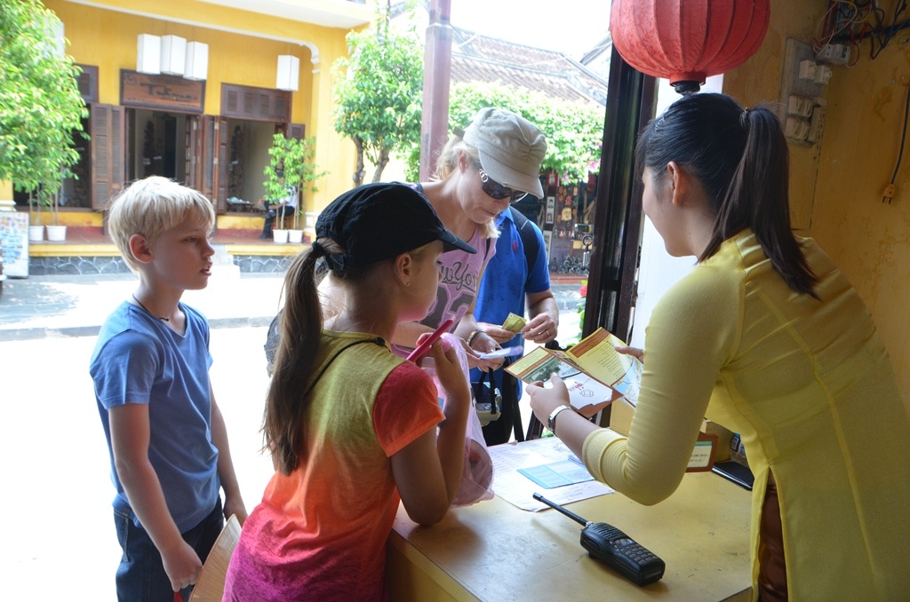Quy dinh thu phi vao pho co Hoi An co tu nam 2012 hinh anh