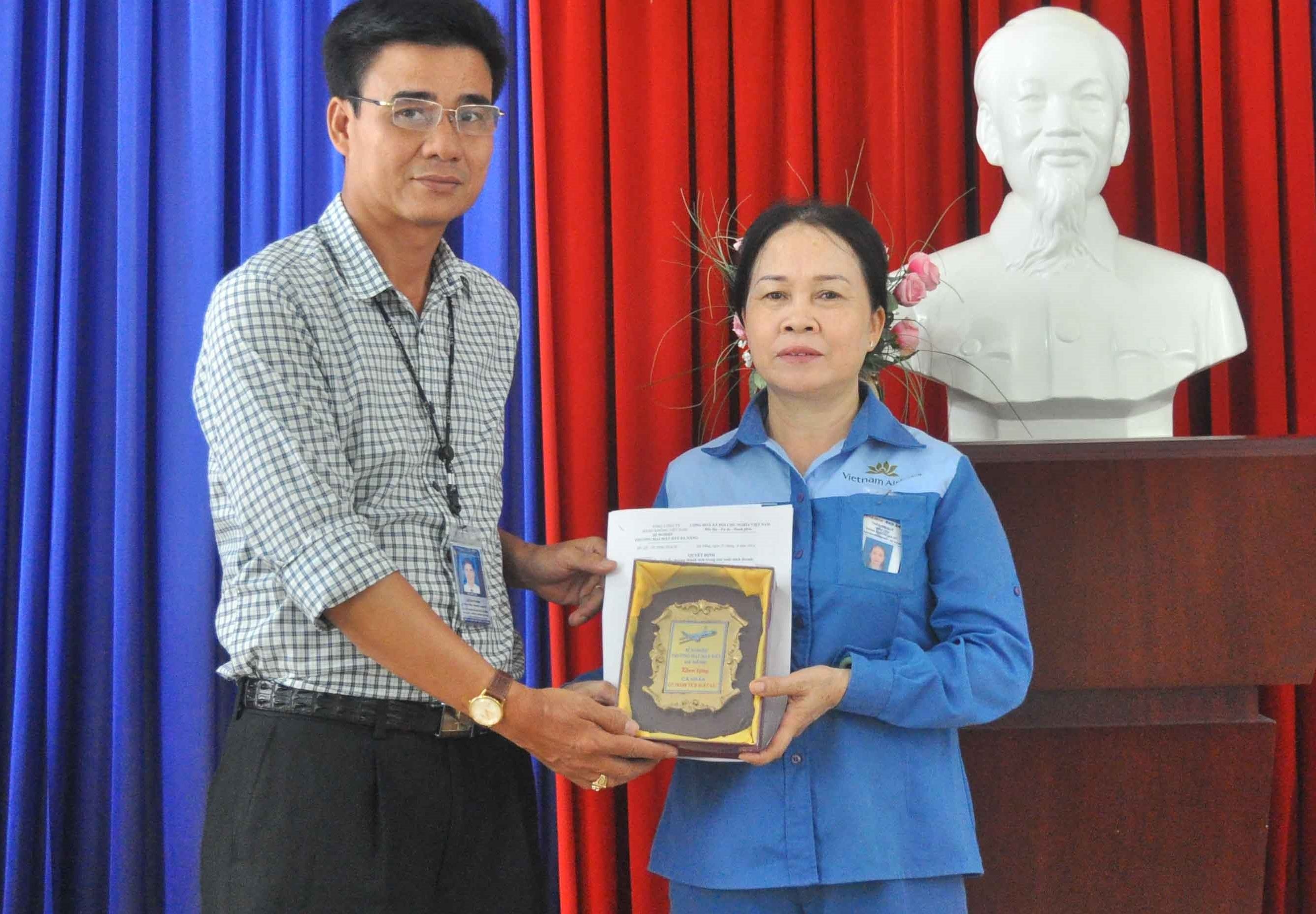 Nhan vien san bay tra dien thoai tri gia 150 trieu cho khach hinh anh