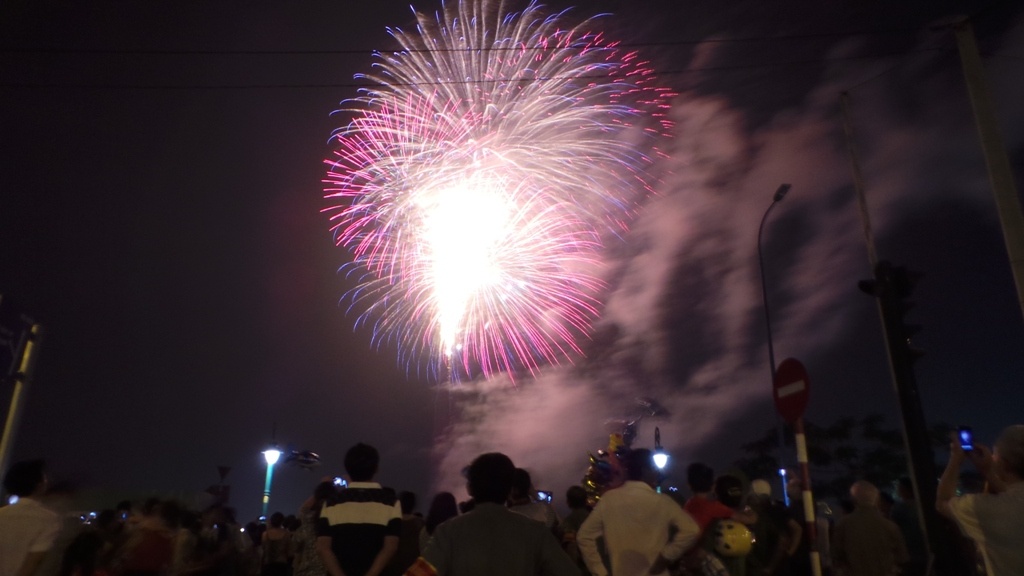 Hang chuc ngan nguoi Sai Gon do ra duong xem phao hoa hinh anh