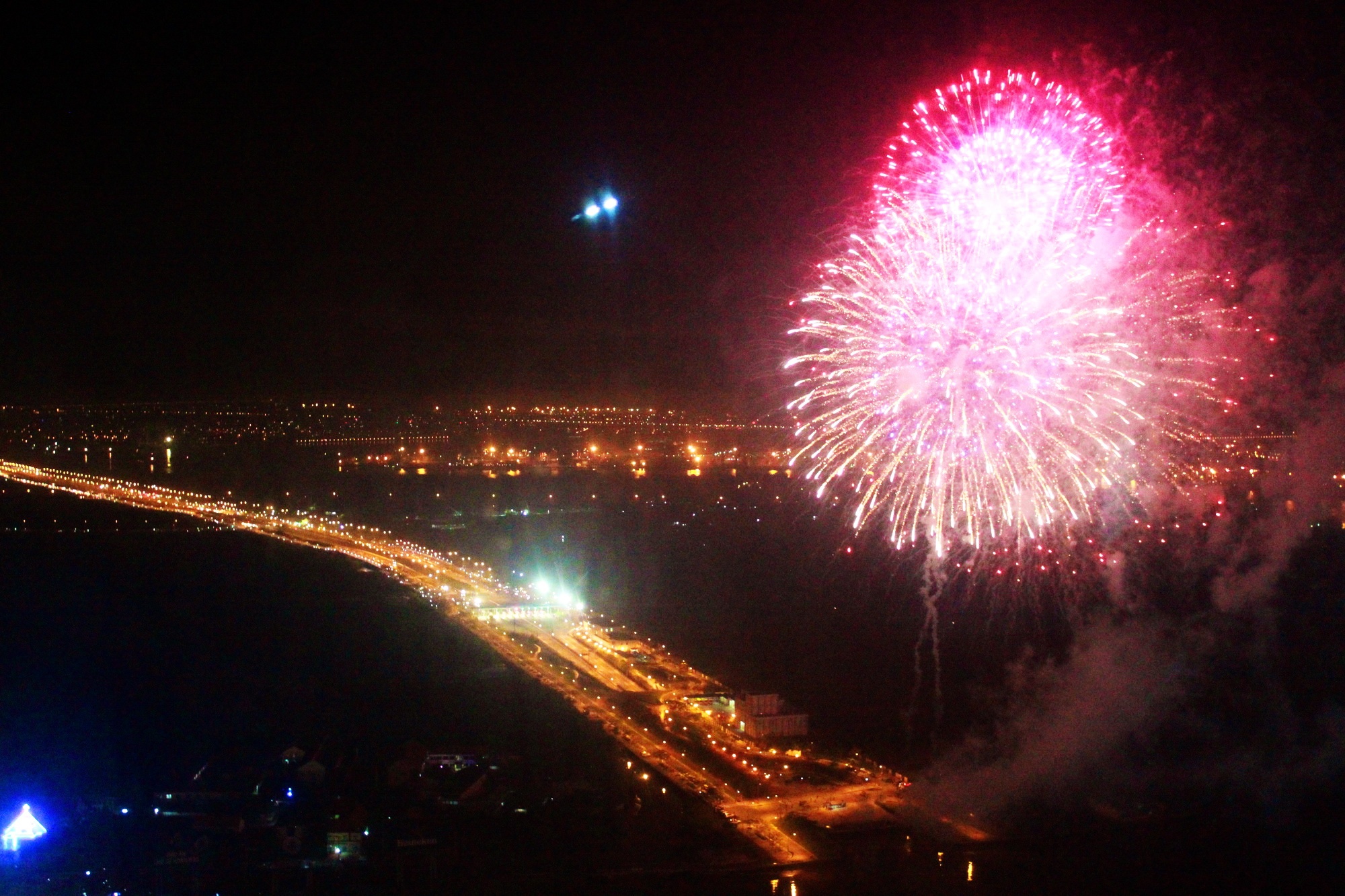 Phao hoa ruc ro tren bau troi TP.HCM hinh anh