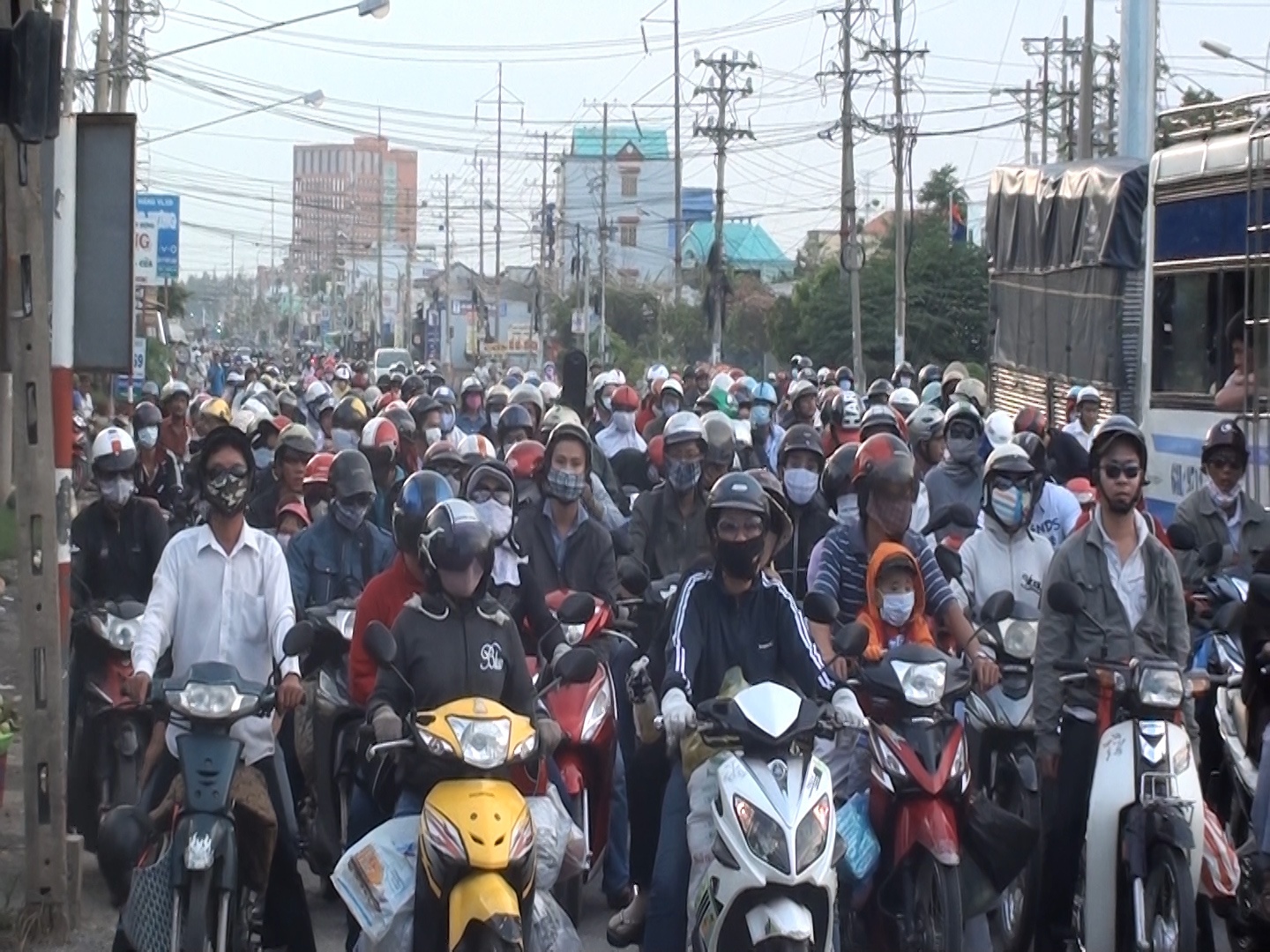 Dong nguoi do ve Sai Gon hinh anh