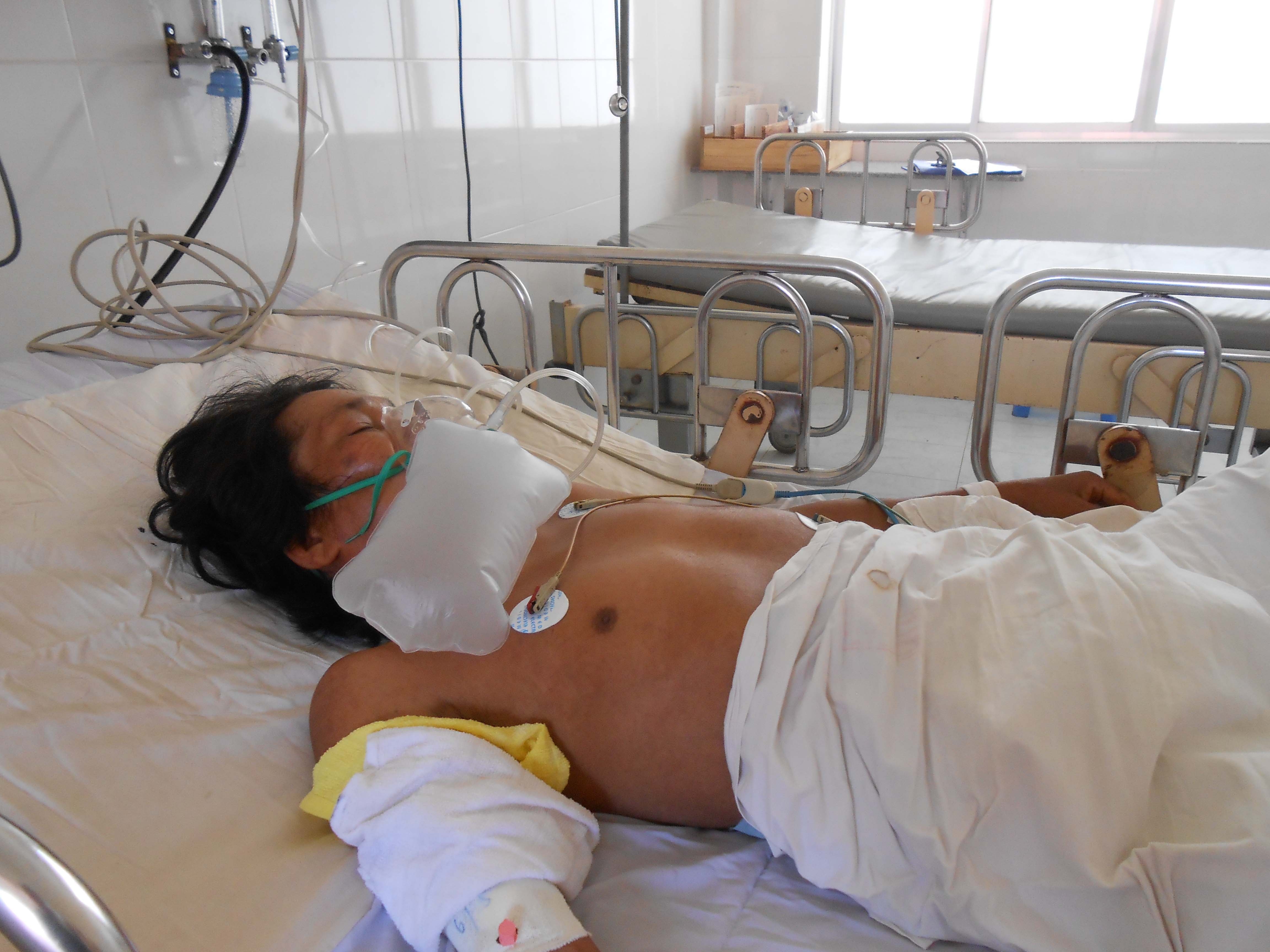 An nhong ve sau, 3 nguoi bat tinh hinh anh