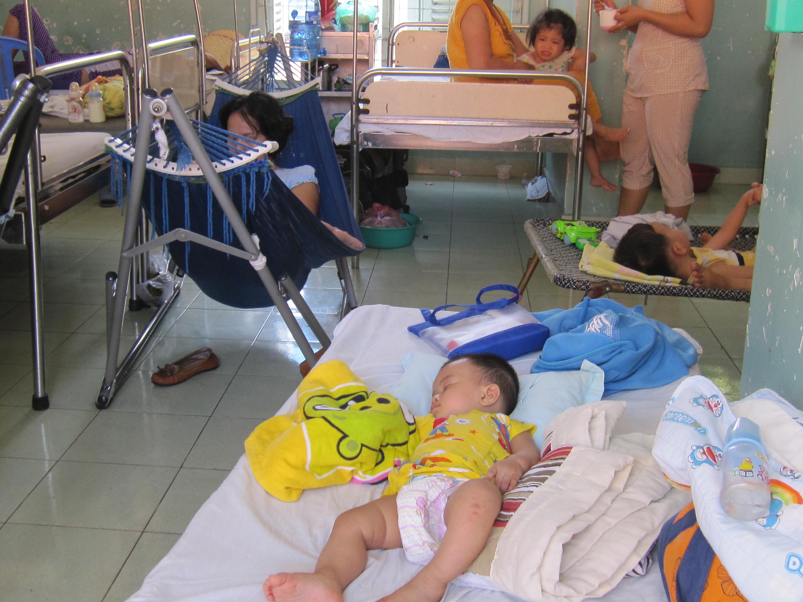 Tre nhap vien do mac tay chan mieng gia tang o Sai Gon hinh anh