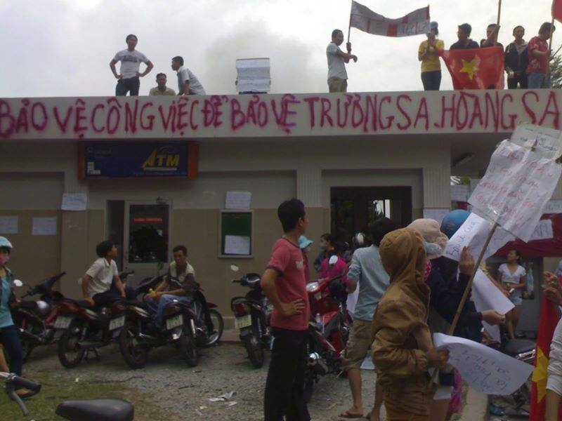 Cong nhan Binh Duong keu goi bieu tinh dung cach hinh anh