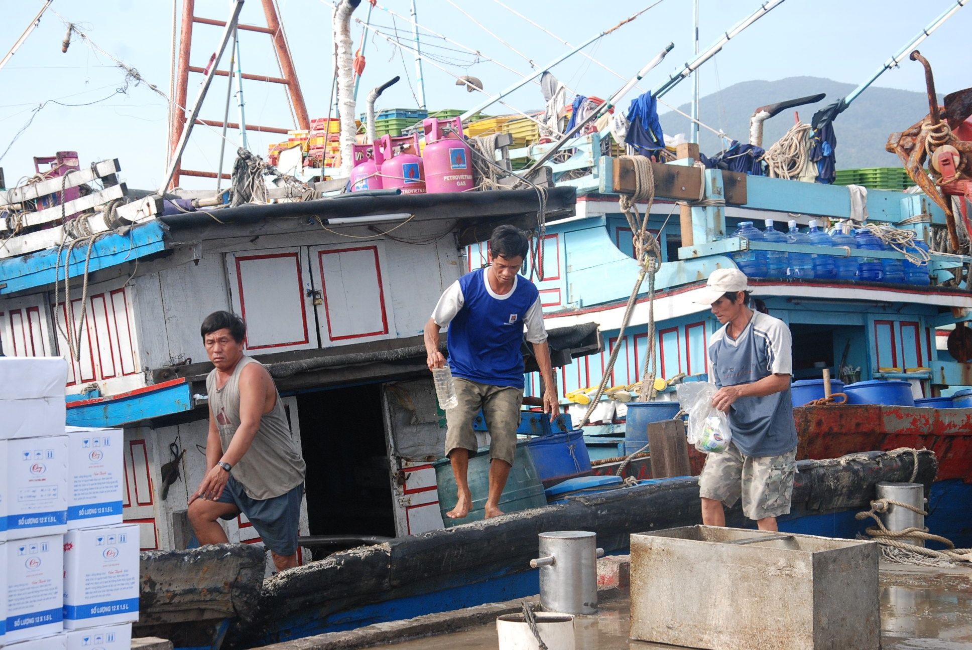 Tau Canh sat bien se bao ve ngu dan mit-tinh tren bien hinh anh