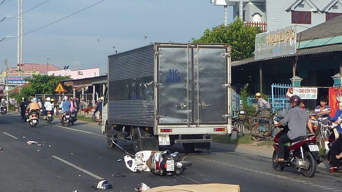 Xe container can ngang nguoi, 2 co gai thiet mang hinh anh