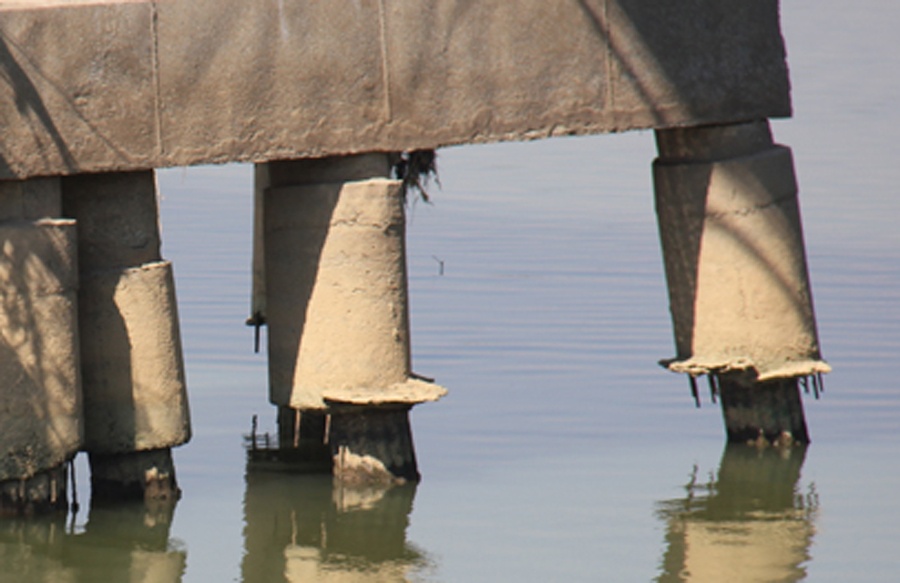 Chan tru cau Tra Khuc bi bong troc, loi sat loi ra ngoai hinh anh