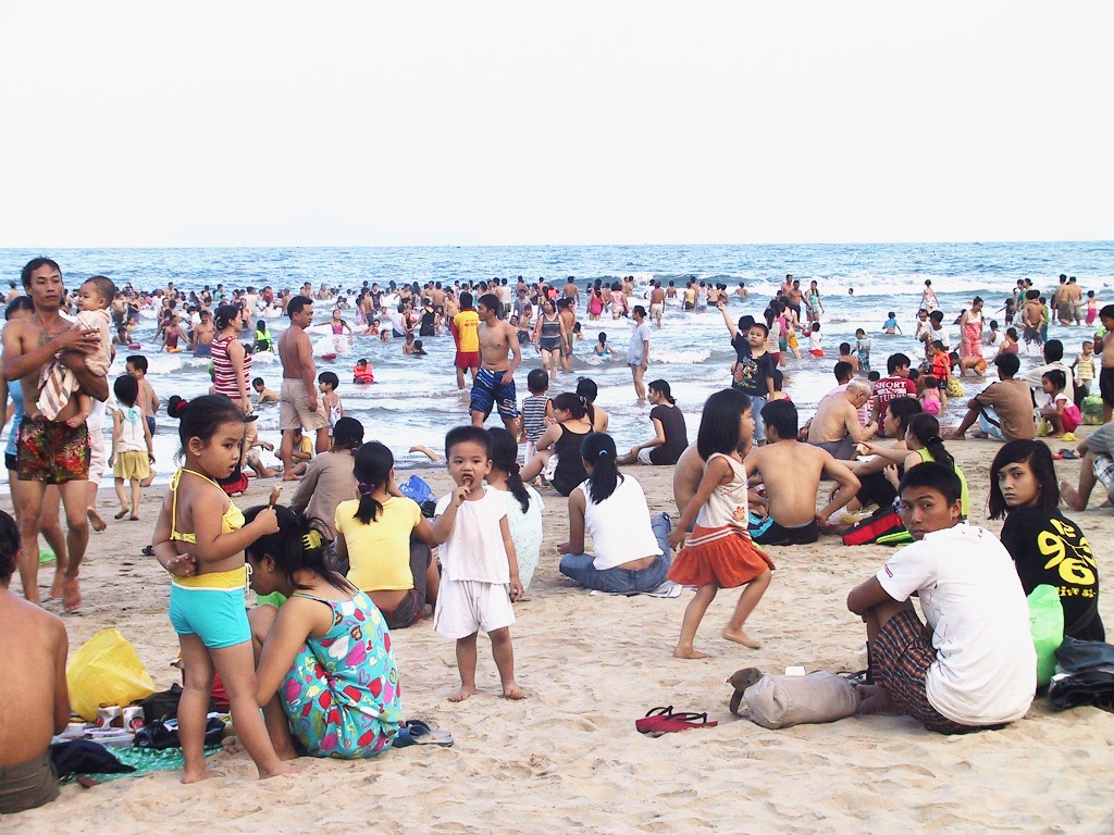 Hang ngan nguoi dan Da Nang do ra bien vi nang nong hinh anh