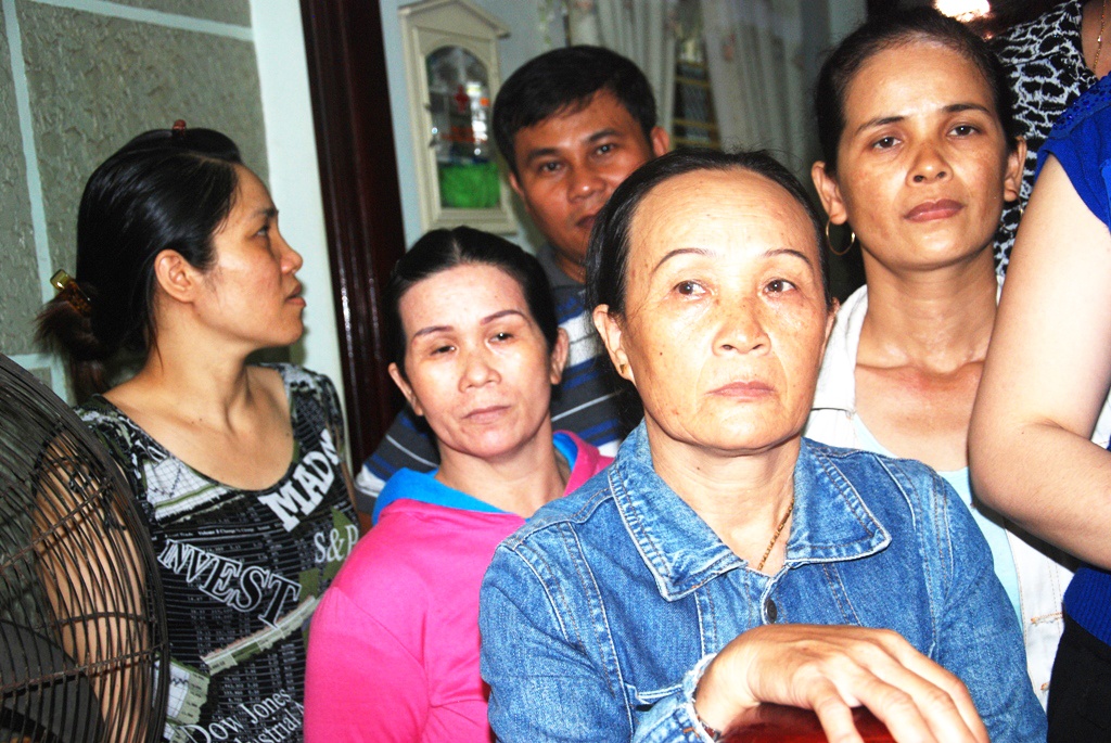 Trang dem ngong tin ngu dan tren tau bi TQ tong chim hinh anh