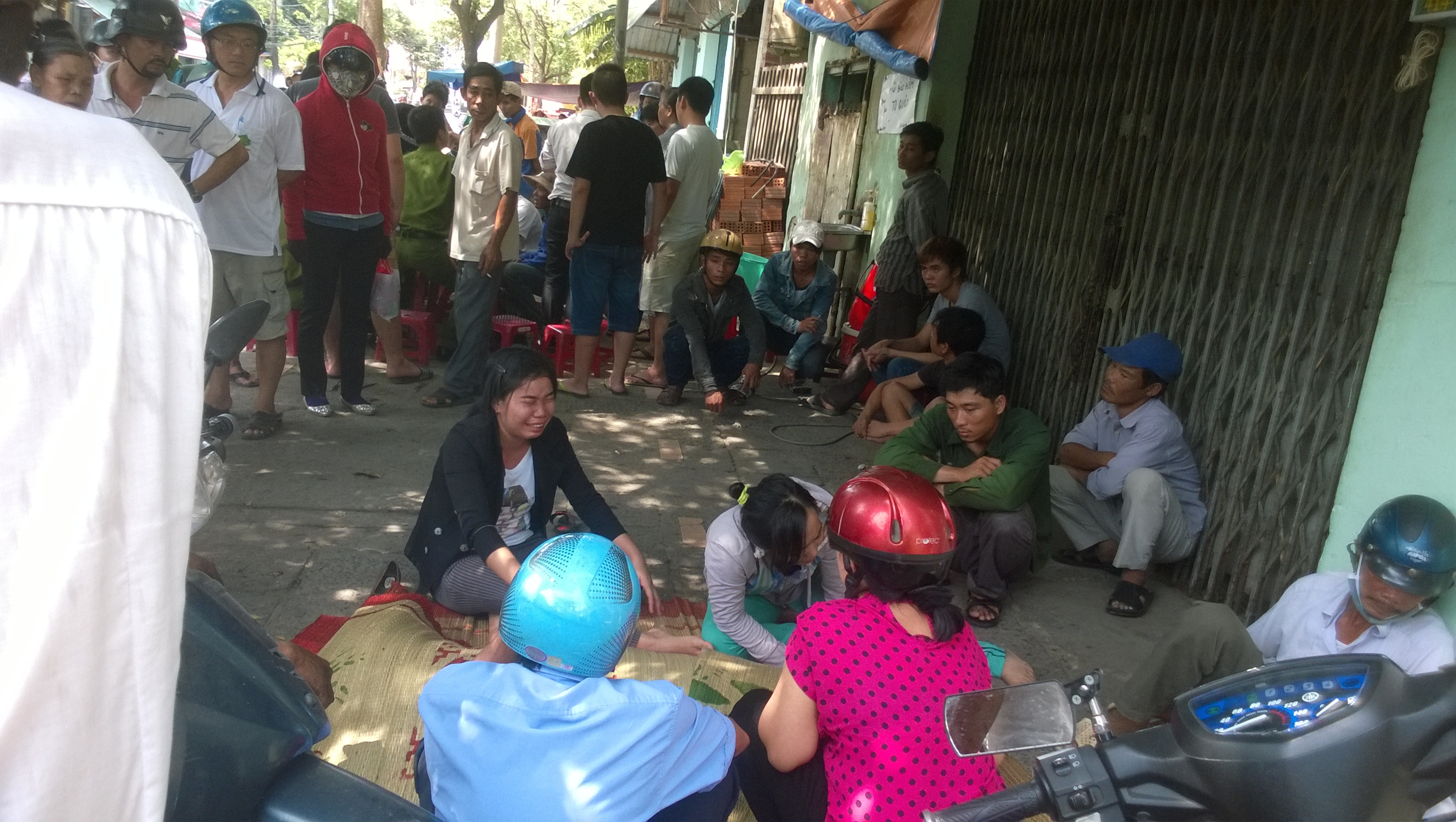 Vo om thi the chong bi dien giat gao khoc hinh anh