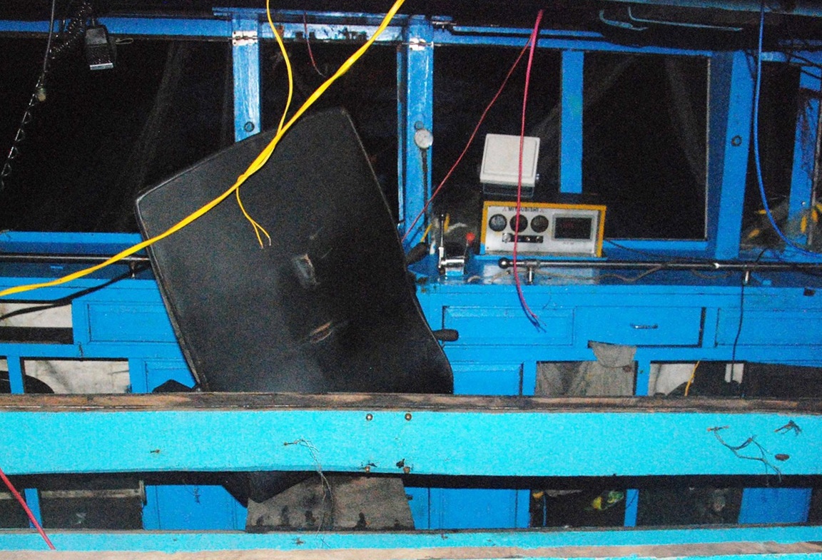 Canh tan hoang cua tau ca bi tau Trung Quoc tong chim hinh anh