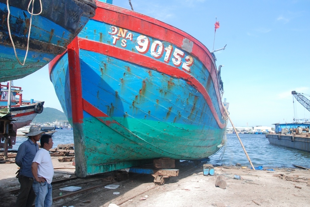 Ngu dan Da Nang tien hanh thu tuc kien tau vo sat cua TQ hinh anh