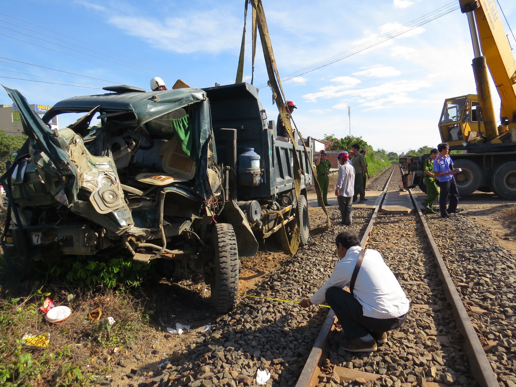 Tau lua tong toac dau xe tai, tai xe vang khoi cabin hinh anh