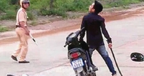 Gay nao loan giao thong, danh canh sat 113 hinh anh
