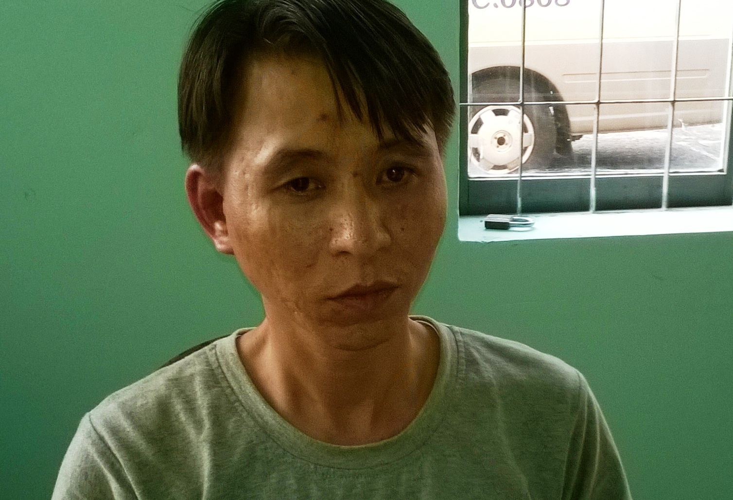 Bat ke lua tinh, 'muon' tien va dien thoai cua cac co gai hinh anh