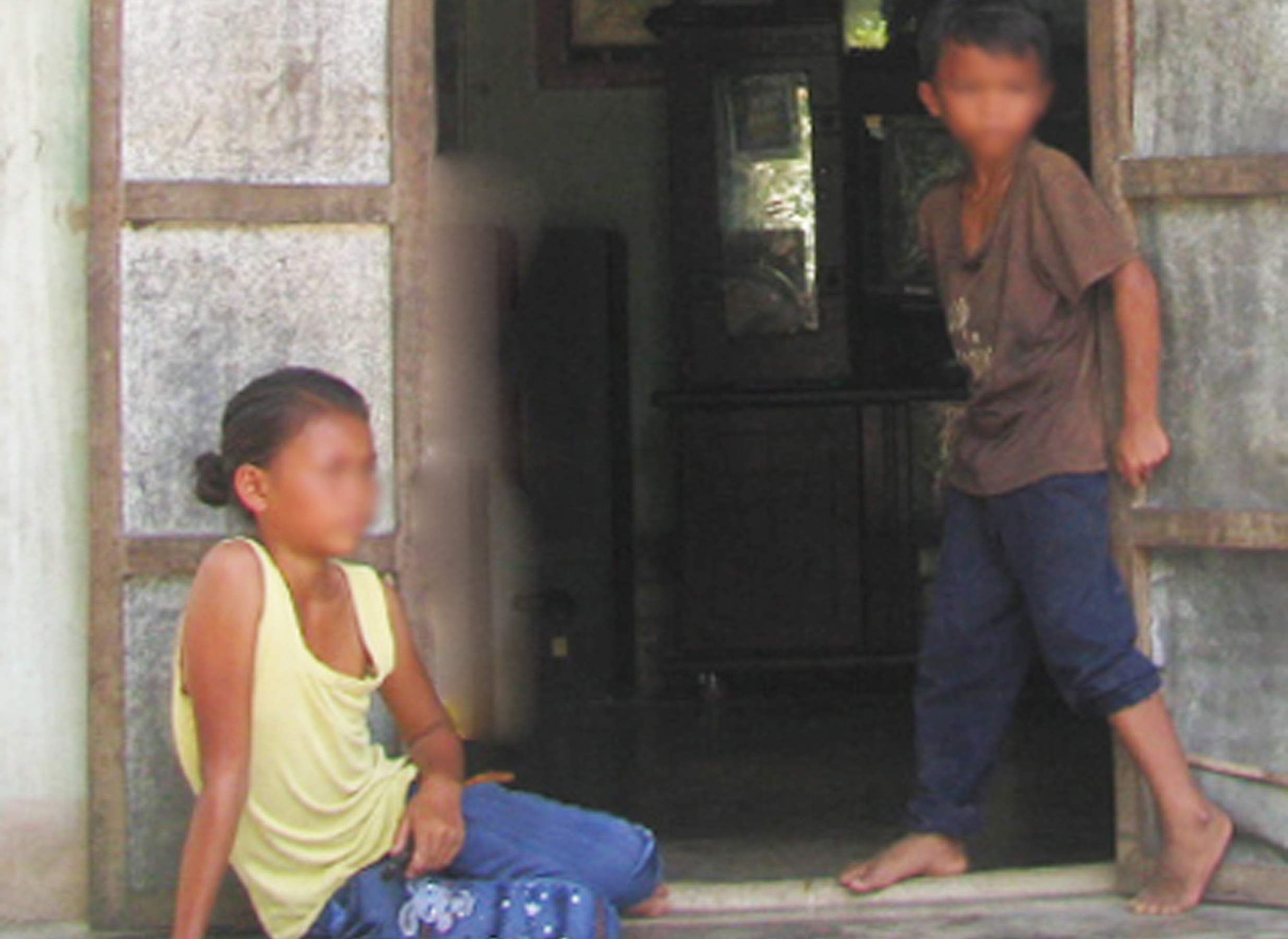 Phu nu, tre em ca lang dat diu di an xin hinh anh