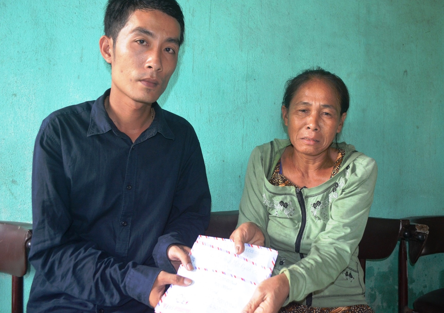 Trao 20,5 trieu dong cho nguoi 4 nam khong thao bang bot hinh anh