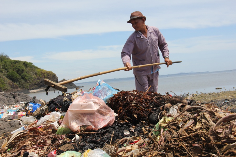 Ong lao 75 tuoi 30 nam ra bien don rac khong cong hinh anh