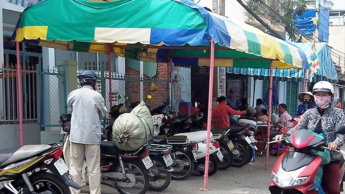 Gui 2 con ve ngoai, vo chong mua thuoc doc uong tu tu hinh anh