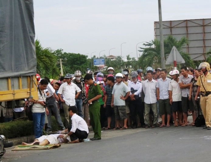 Lao vao xe cho bia dang dau, 1 nguoi chet tai cho hinh anh